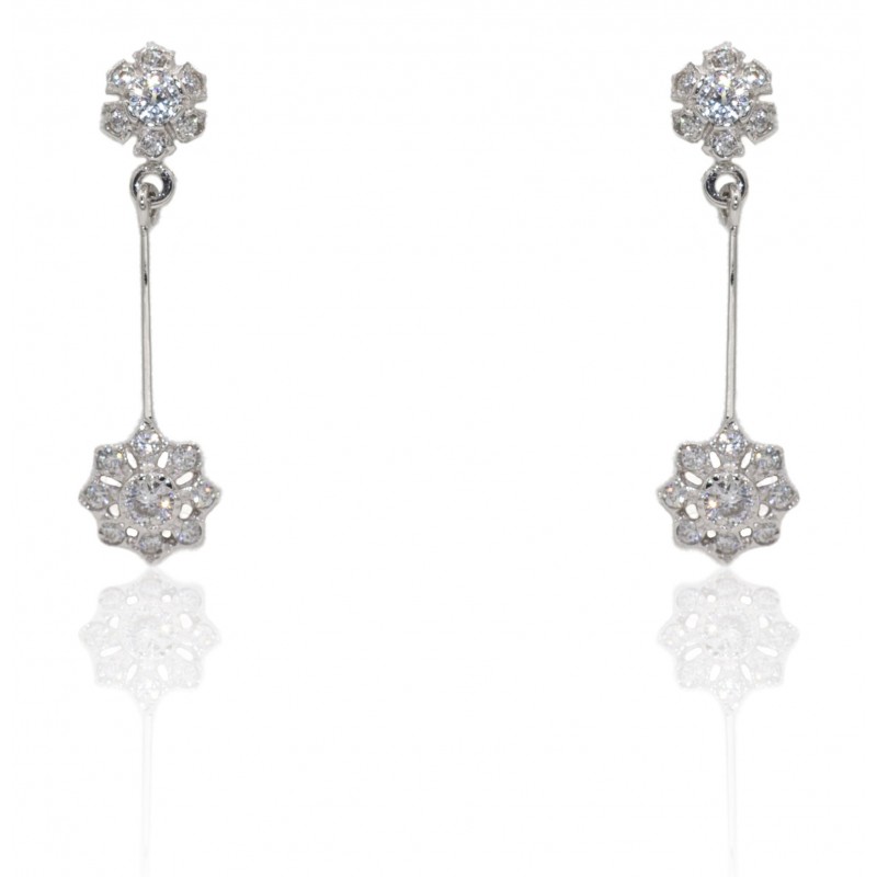 Pendientes largos flores oro de 18 quilates.